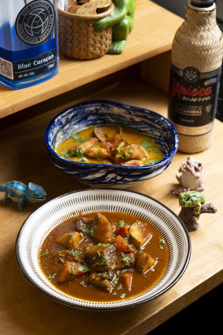 ケニアのビーフカランガ（手前）はライス付きで1500円。ブラジルの煮込み料理・ムケッカ1400円。