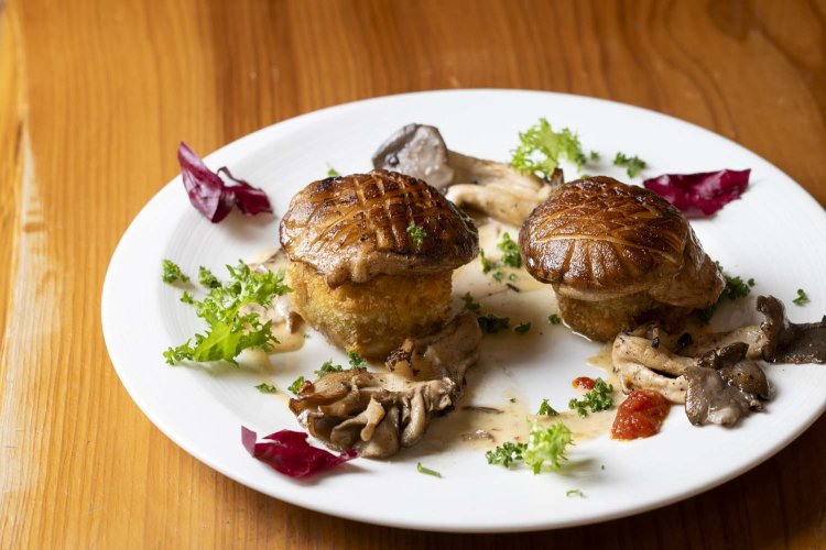 コロッケの中に大ぶりの煮豚が。