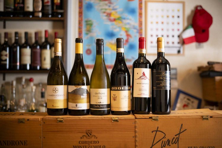 愛するピエモンテ地方のワインなどストックは1000本以上。