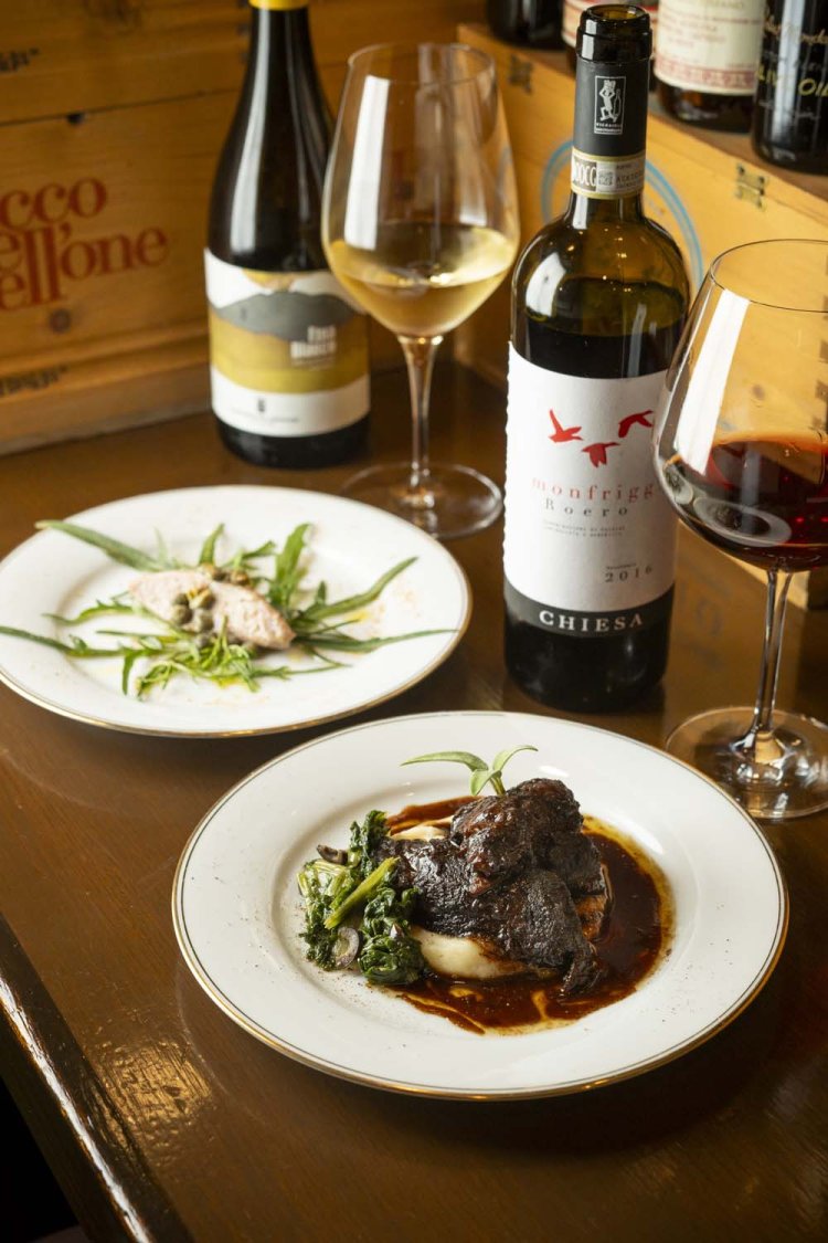 牛ホホ肉の赤ワイン煮3960円、本マグロカマトロのスプマンテ蒸し1320円～。ロエロモンフリッジョ2016などビンテージもスペシャルグラス2200円で提供！