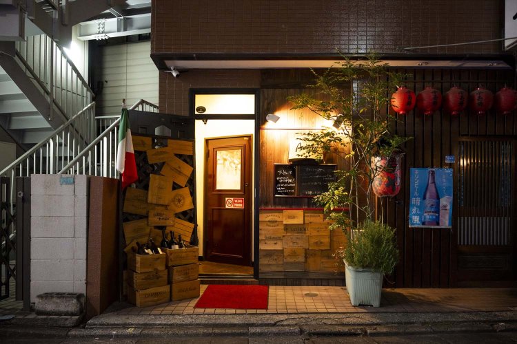 カウンター10席。