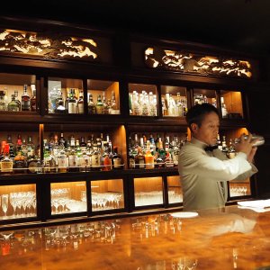 名物のジンフィズの味わいと、80年前の街の人々。丸の内『東京會舘メインバー』＜後編＞【街の昭和を食べ歩く】