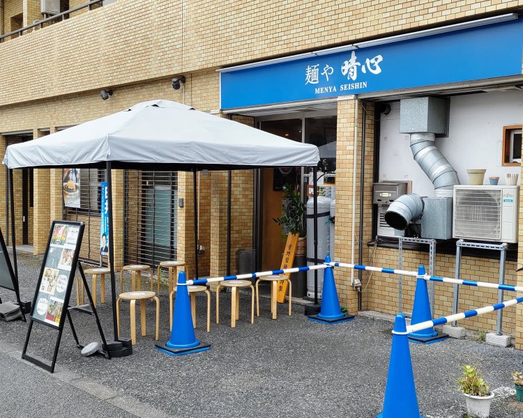 出入り口の前に張られたテントの下にイスがあり、来店した順番に並んで待つ。