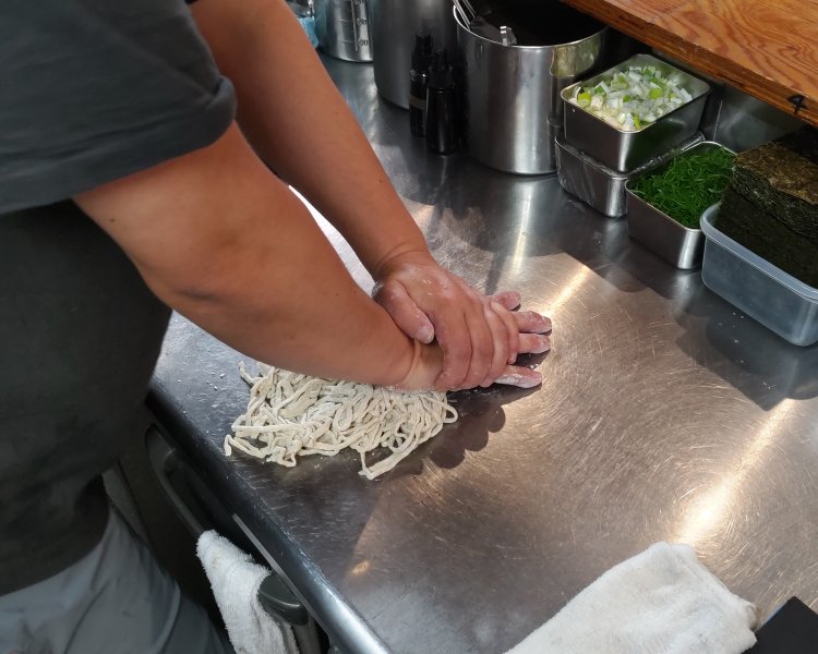 麺を茹でる前にしっかり手揉みする。不規則な縮れをつけて、独特な食感を生む。