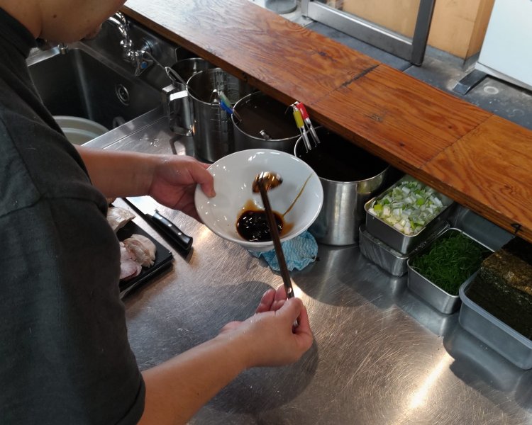 特徴の異なる醤油をブレンドした醤油ダレ。濃くてキレイな色に仕上げている。