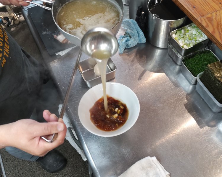 動物系の出汁と魚介系の出汁を別々にとってから合わせたダブルスープを注ぐ。