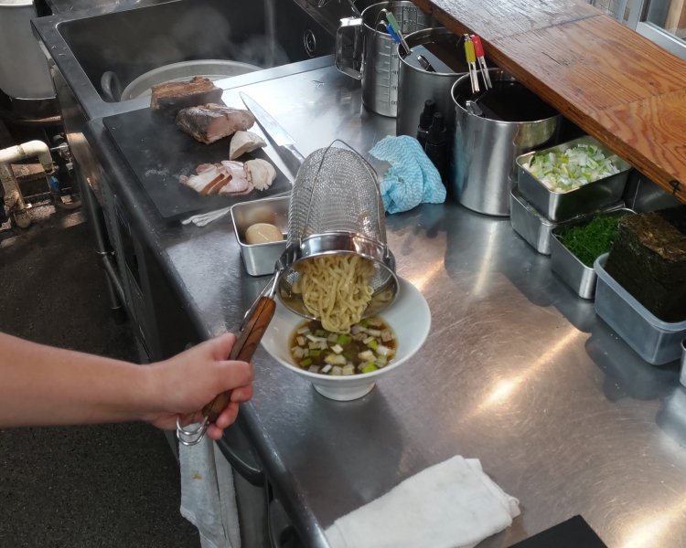 完成したスープに茹で上がった麺を投入。太麺ゆえにボリュームがある。