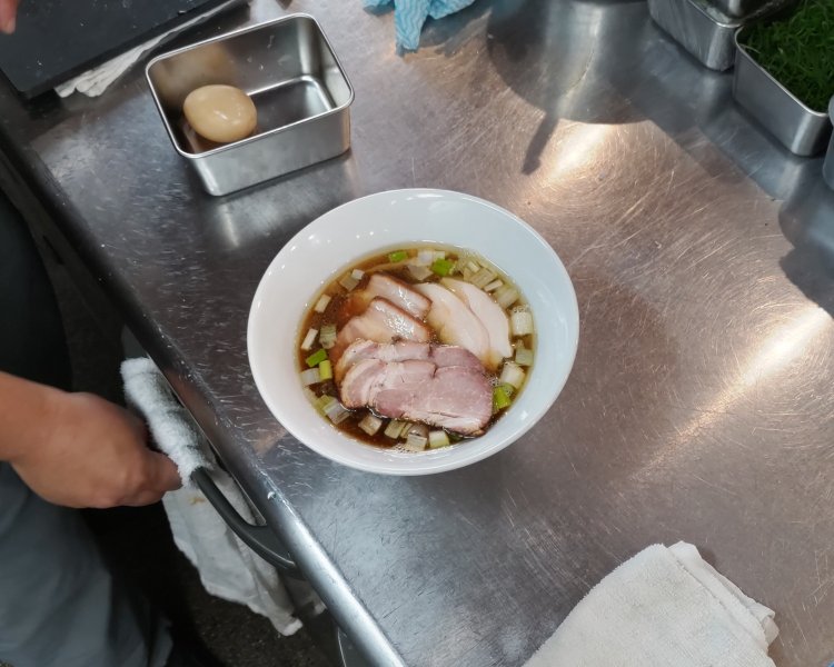 具材の豚バラと豚肩ロースの焼豚、鶏チャーシューは各2枚。チャーシューの下には穂先メンマも。