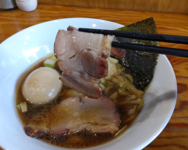 岩中豚の肩ロース焼豚。濃厚な旨味と、とろけるような柔らかさがたまらない。