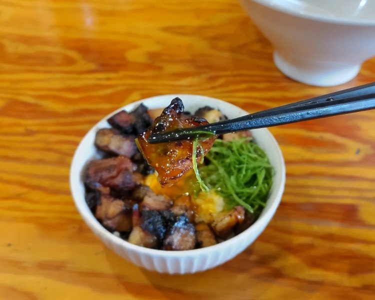 炭火つるし焼豚丼の焼豚は、提供前にバーナーで炙っており、香ばしさが増している。