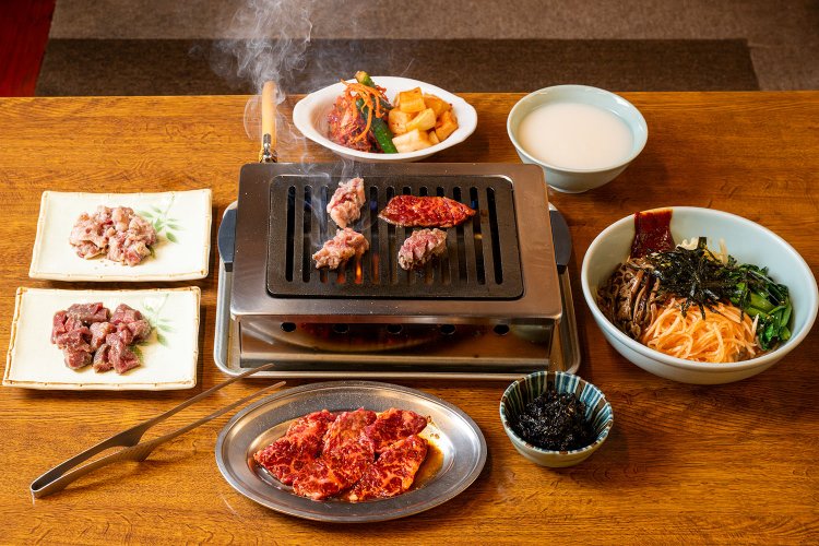 手前左から時計回りに、ハラミ1400円、たん先1000円、げた塩1000円、キムチ盛り合わせ1000円、マッコリ（写真はひとり用どんぶり）700円～、ビビンパ900円、海苔漬け400円。