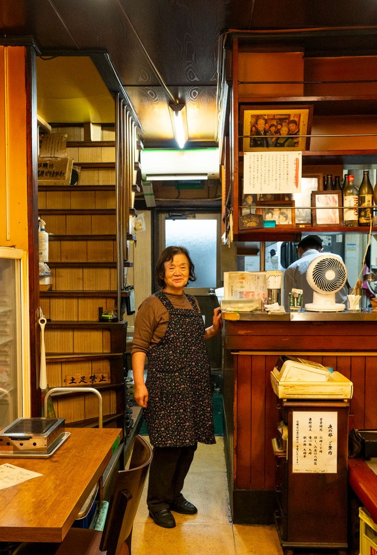 東上野の歴史を見続けてきた大川さん。50年、店を守ってきた。