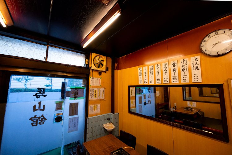 長い歴史を感じさせる渋い店内。懐かしい昭和の空気を楽しみに訪れるお客さんも多い店だ。