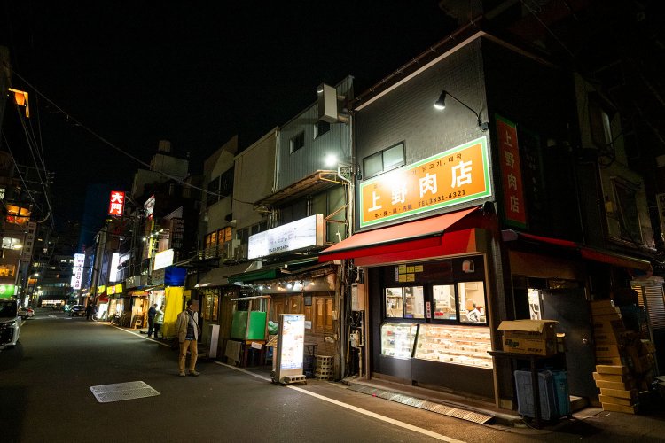 食事の帰りには食材店でキムチや肉などを買いこみたい。