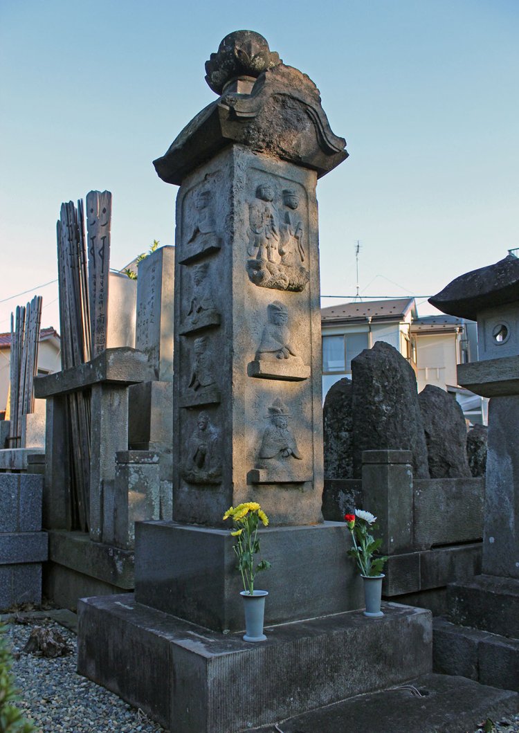 西陽を受ける十王塔。板橋区志村の延命寺地蔵堂。2度目の訪問で供花してみた。