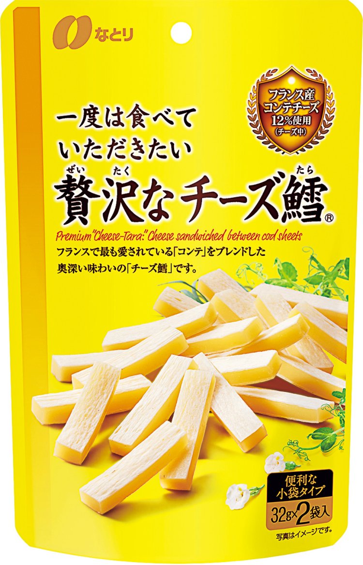 チーズファクトリーで生産している人気商品。（上）「チータラ お徳用」524円、（下）「一度は食べていただきたい 贅沢（ぜいたく）なチーズ鱈」459円（ともに参考小売り価格）。生産している商品は日によって異なる。
