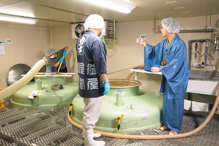 放冷機で冷ました米をホースでタンクに送り、発酵させる工程へと続く。