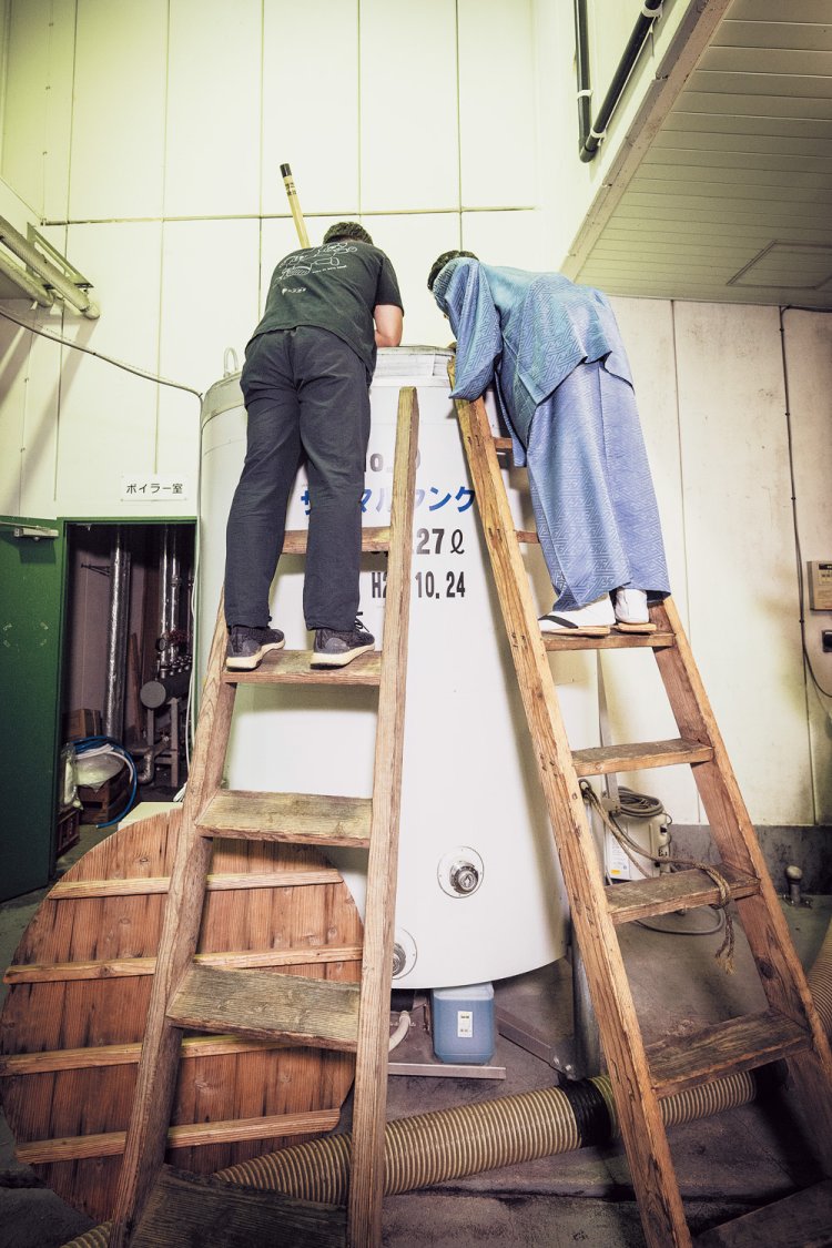 工場奥にある醸造タンク。今まさに発酵中のもろみから漂う香りに、木久彦さんはほろ酔い機嫌。※撮影時のみ衛生帽子を外しています。