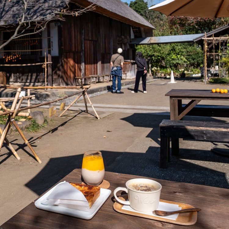 主屋を前にしたテラス席で醤油こうじトースト500円、季節の発酵スープ500円、みかん甘酒600円をいただく。
