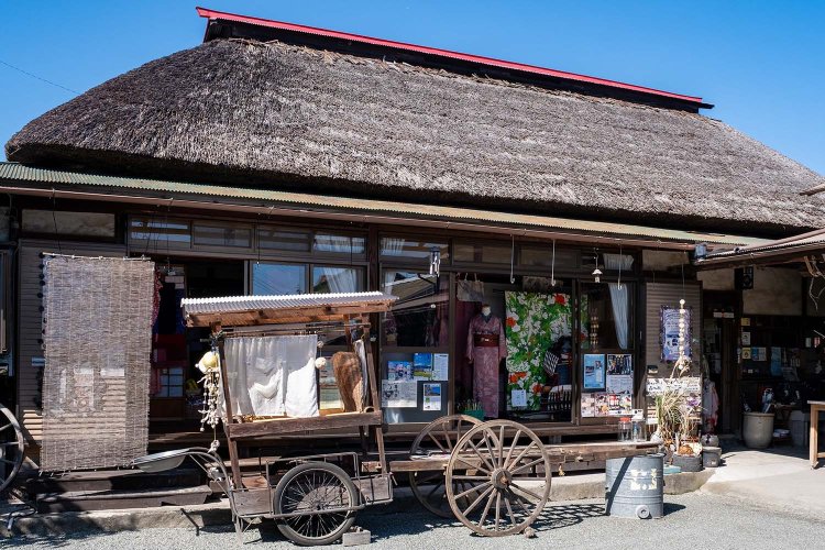 『あしがり郷 瀬戸屋敷』の裏に位置するので一緒に立ち寄りやすい。