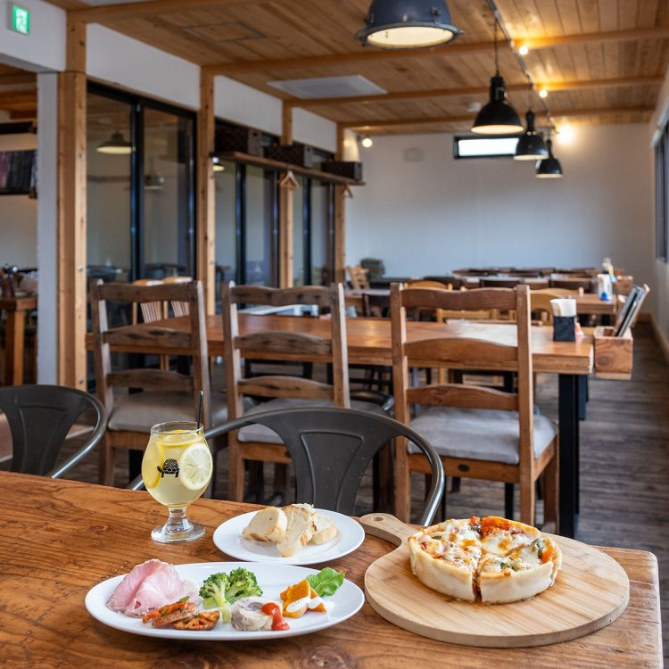 ランチセットには前菜盛り合わせにパン、メイン料理、セットドリンクが付きお得。