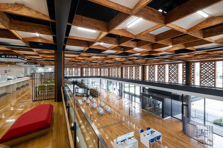 ひときわ目を引く町の花あじさいをモチーフにした木造格子天井と側面の格子パネル。