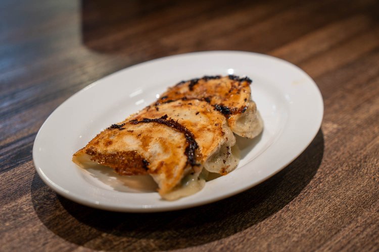 餃子3コ330円。皮はパリッと感ともっちり感が両立。