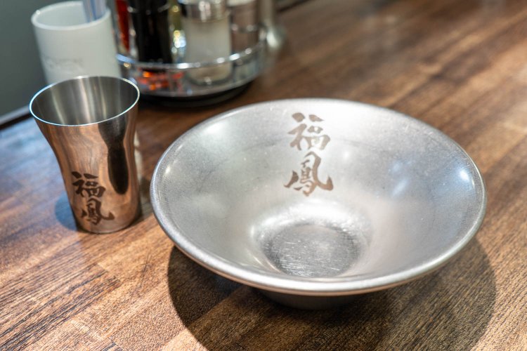 お店のラーメン丼とコップは燕三条で特注。ステンレスで保温性が高い。