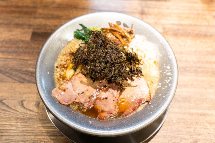 スタンダードな中華そばは980円。岩のりの香りも楽しもう。