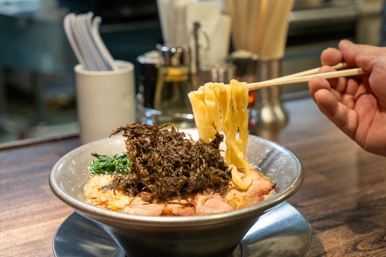 しっかりした太麺。数々の有名店が依頼する製麺所「三河屋製麺」製。