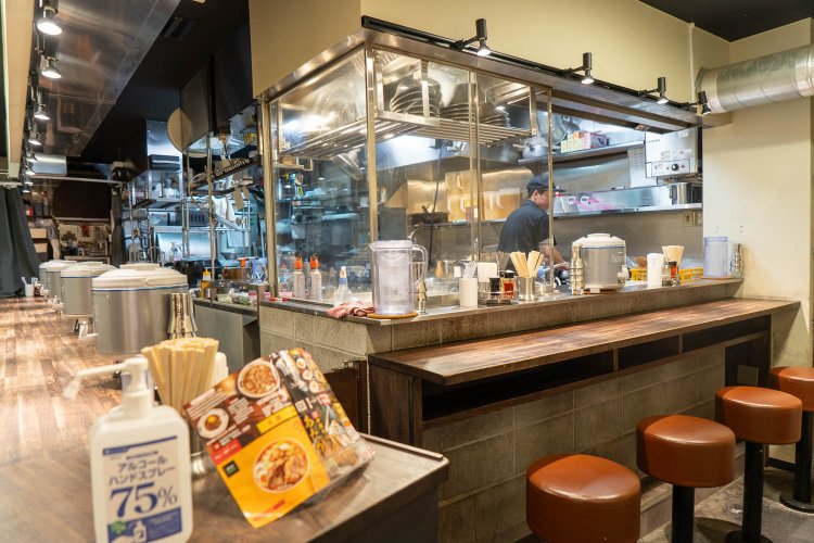 店内は余裕のあるカウンター12席。