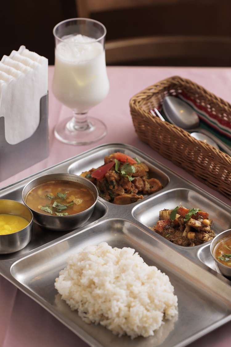 カレーが2種類付いたダルバート1750円。ランチではカレーが1種類で1250円。ラッシー500円。