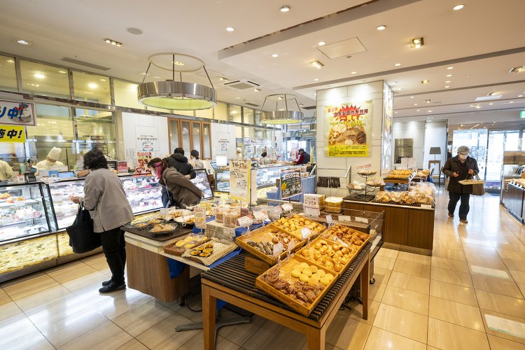 毎月新商品が登場するパンのほか、洋菓子も和菓子もカフェで味わえる。