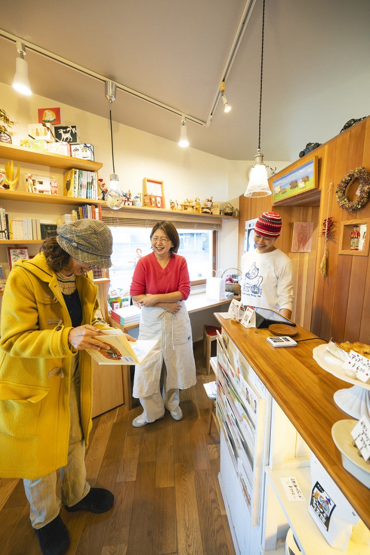 右から尚子さん、祐子さん。2階建ての温もり空間だ。