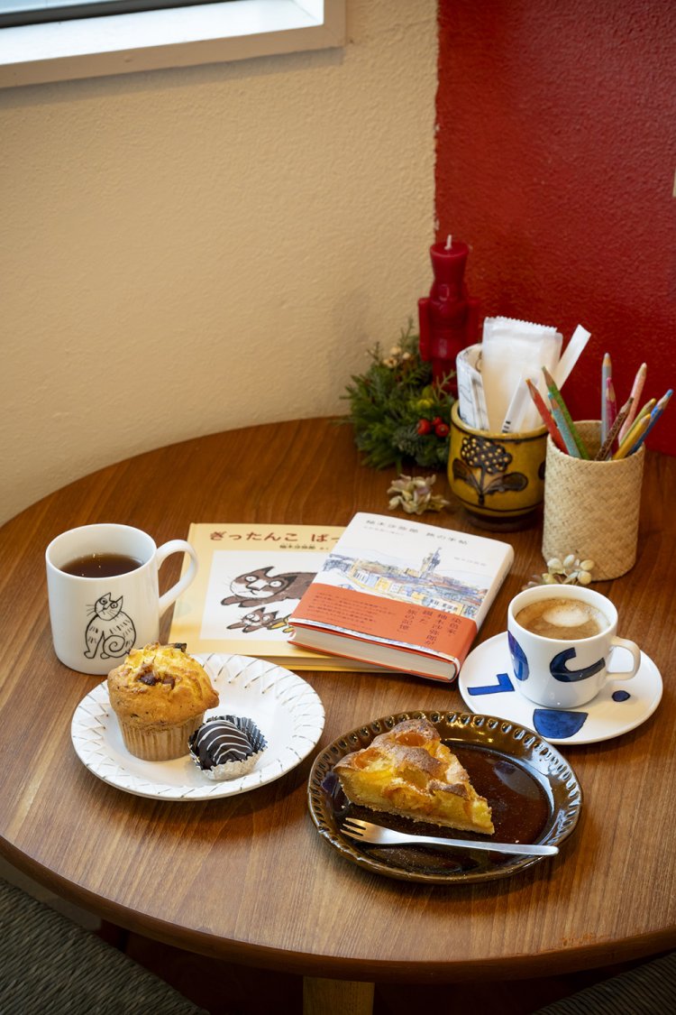 季節の果実のタルトやおかず系マフィンは週替わり。テイクアウトも可能だ。