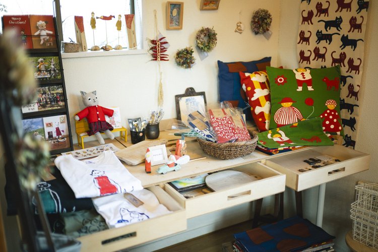 姉妹や仲間作の和み系雑貨が2階に満載。