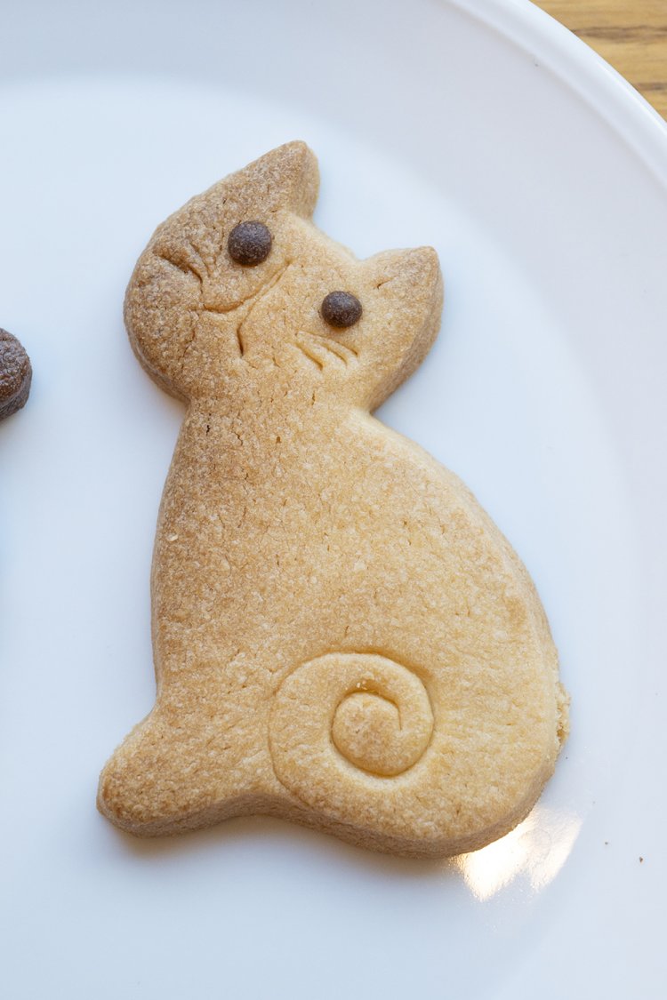 ネコクッキー150円。