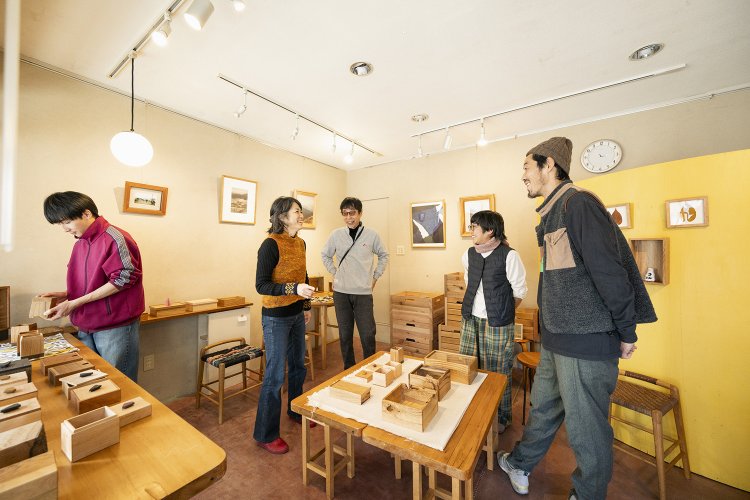 信州『家具杣添』夫妻（右）による「はこてん」。かめメンバーとは旧知の仲だ。