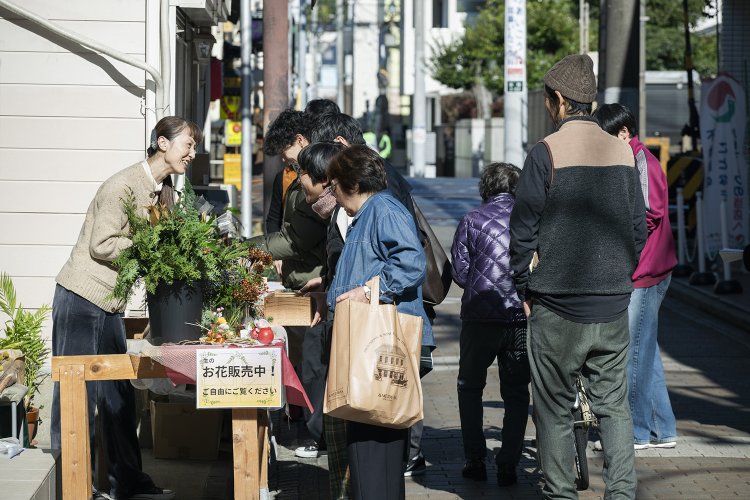 踏切マルシェではかめ雑貨のほか、周辺住民から託された古書も販売。
