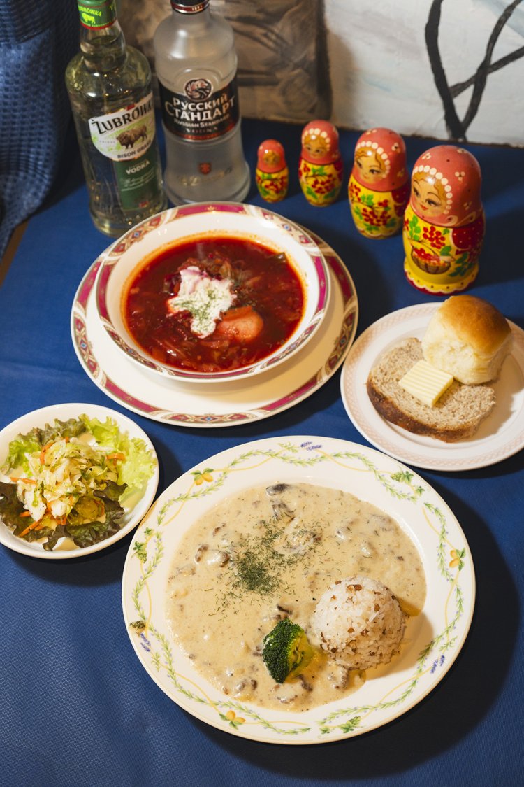 白いビーフストロガノフとボルシチに、サラダとパンが付くBセット1700円。