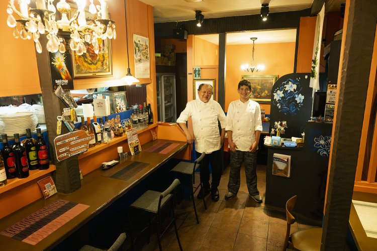 北市さんを、ロシア人店長の息子・ルスランくんも手伝う。