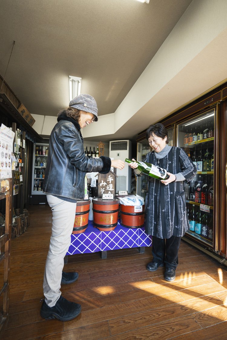 ひと口試飲と侮るなかれ。次から次へと試させてくれるのでほろ酔い注意だ。
