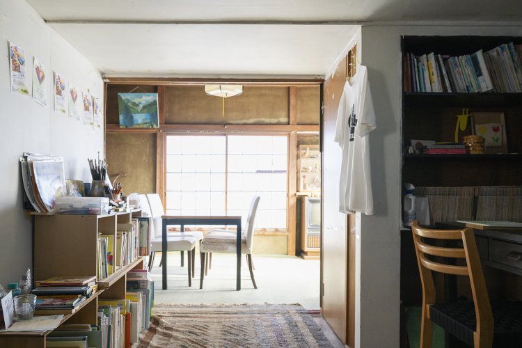 2階の元居室も展示空間。ゆったり座って眺めたい。