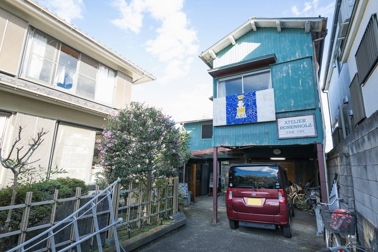 路地の看板が頼り。青いトタン壁が目印だ。