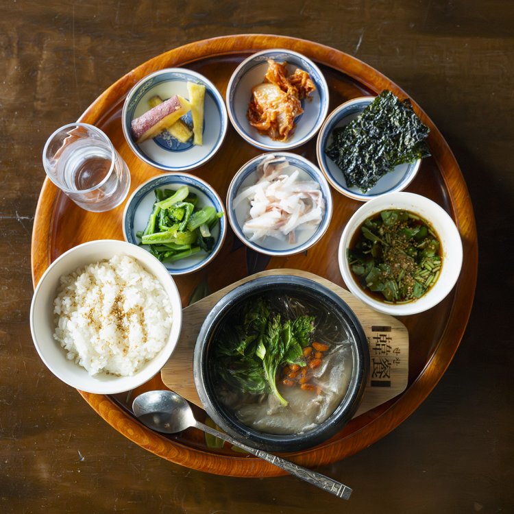 季節の薬膳スープはゆず茶付き1500円。しみる味だ。