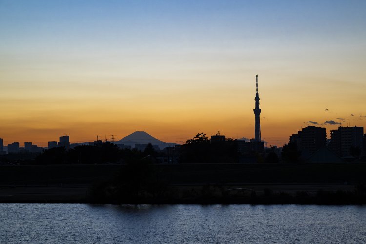 誰もが見とれる江戸川のトワイライトタイム。