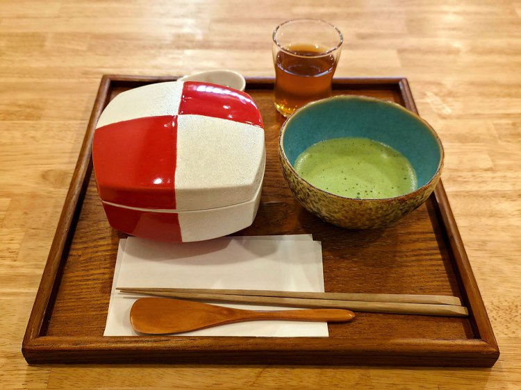 煉りたてあん蕨とお抹茶2090円。