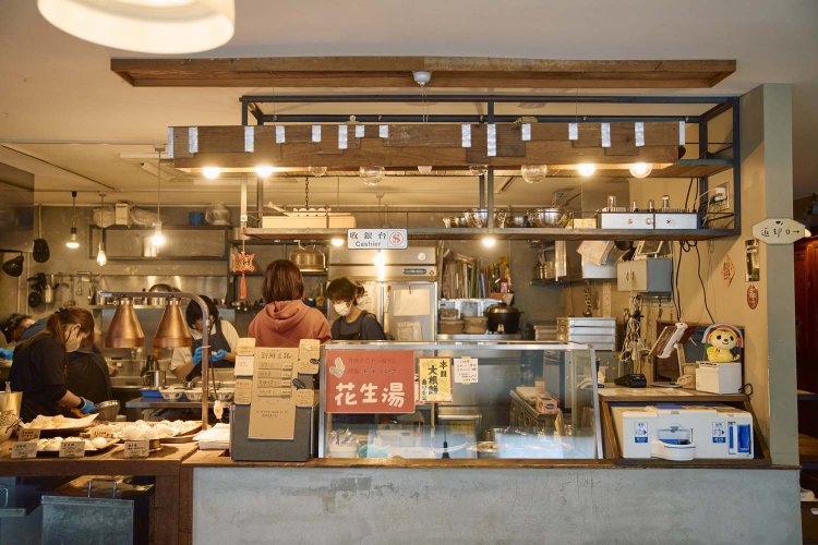 朝から近隣住民やビジネスマンが訪れ、活気あふれる厨房。