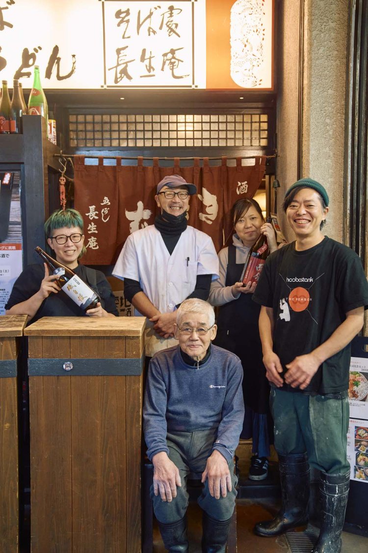 憲明さん（後列中央）ら、家族や長年の従業員がおもてなし。