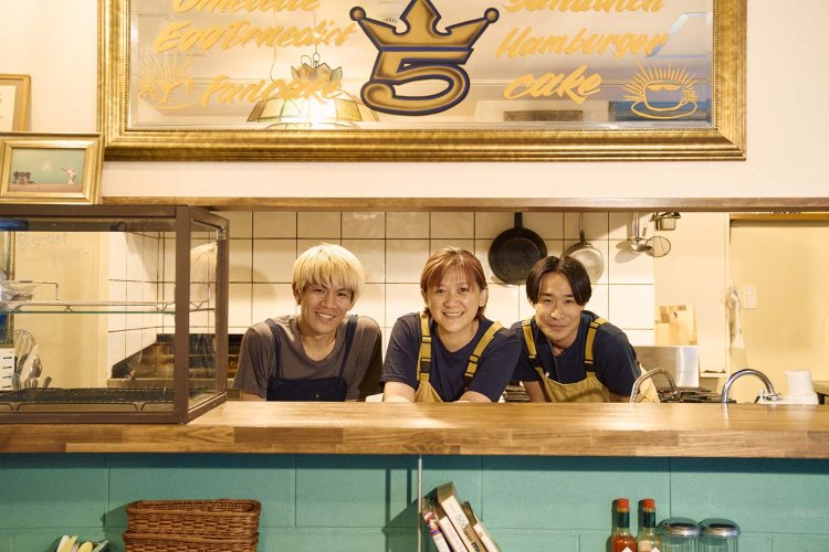 「約10年前の開店当初、朝食に特化した店は少なかった」と布施さん（中央）。